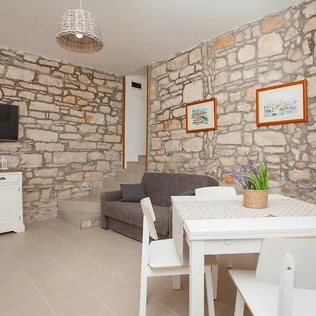 度假居 Stone House Darinka